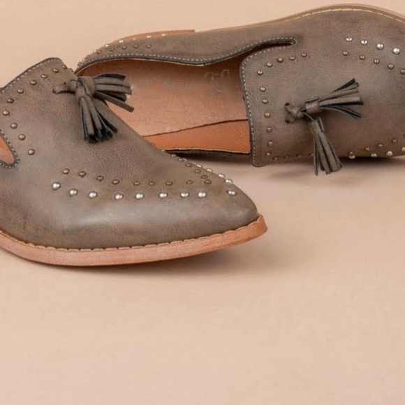 *2 LEFT* SZ 5.5 & 6- GRAY LTHR TASSEL STUD SLIP ON - Picture 5 of 8